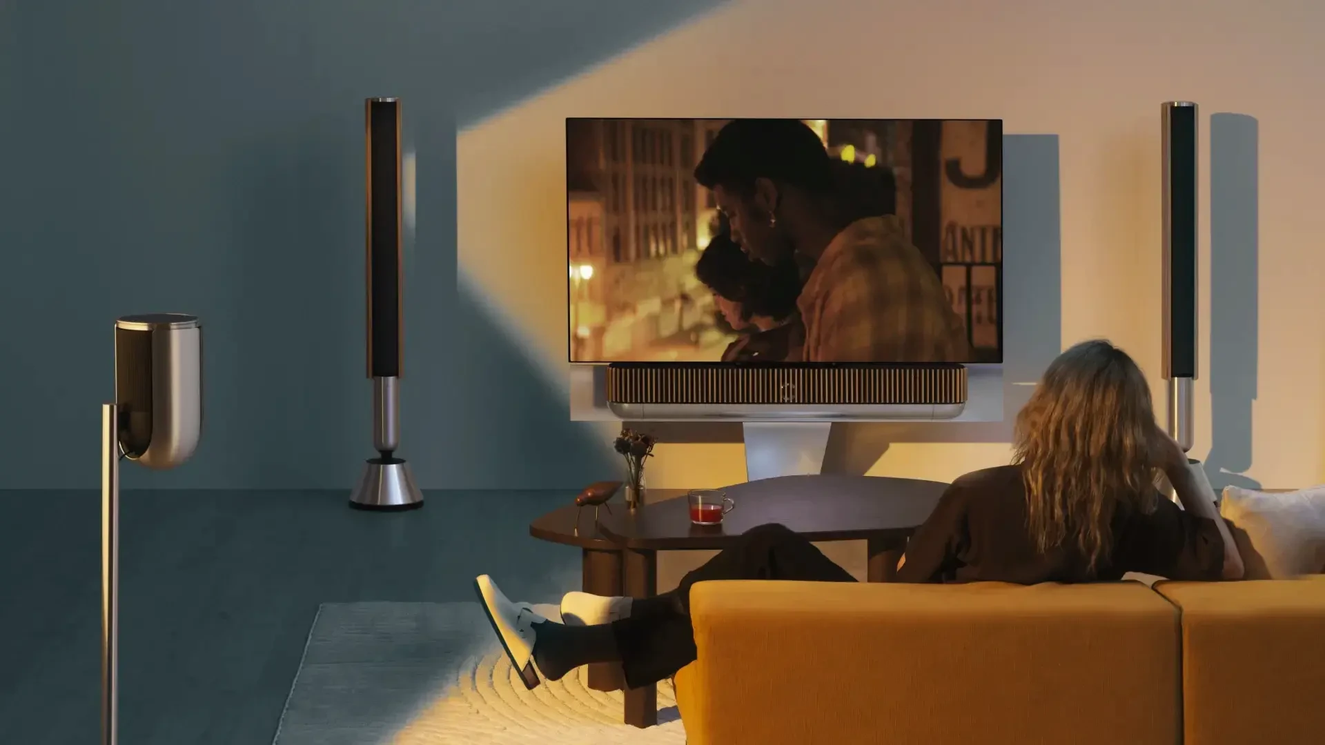 Persoon kijkt naar Televisie van Bang & Olufsen