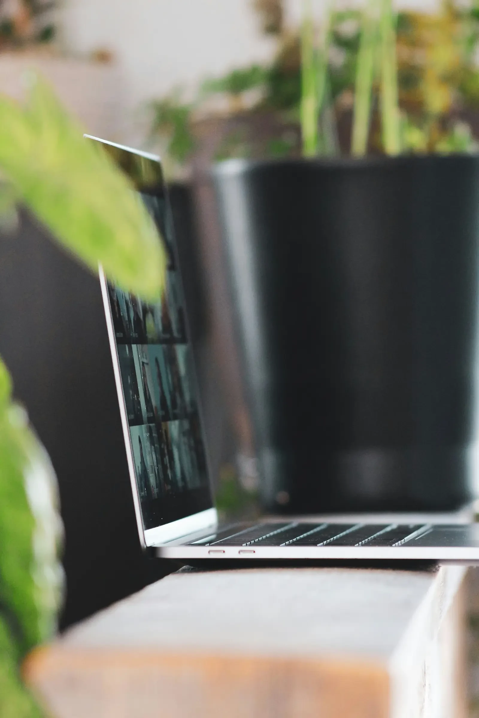 Laptop op houten bureau